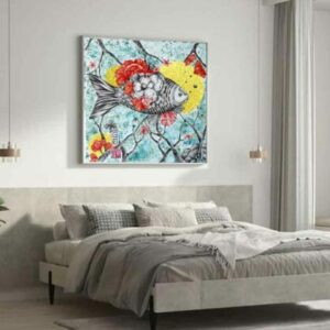 L’Aronde est une œuvre de l’artiste Géraldine GABIN, reconnaissable à son univers coloré et sensible. Ce tableau représentant un poisson aux nuances turquoise, jaune et rouge apporte une présence artistique forte à une décoration murale contemporaine.